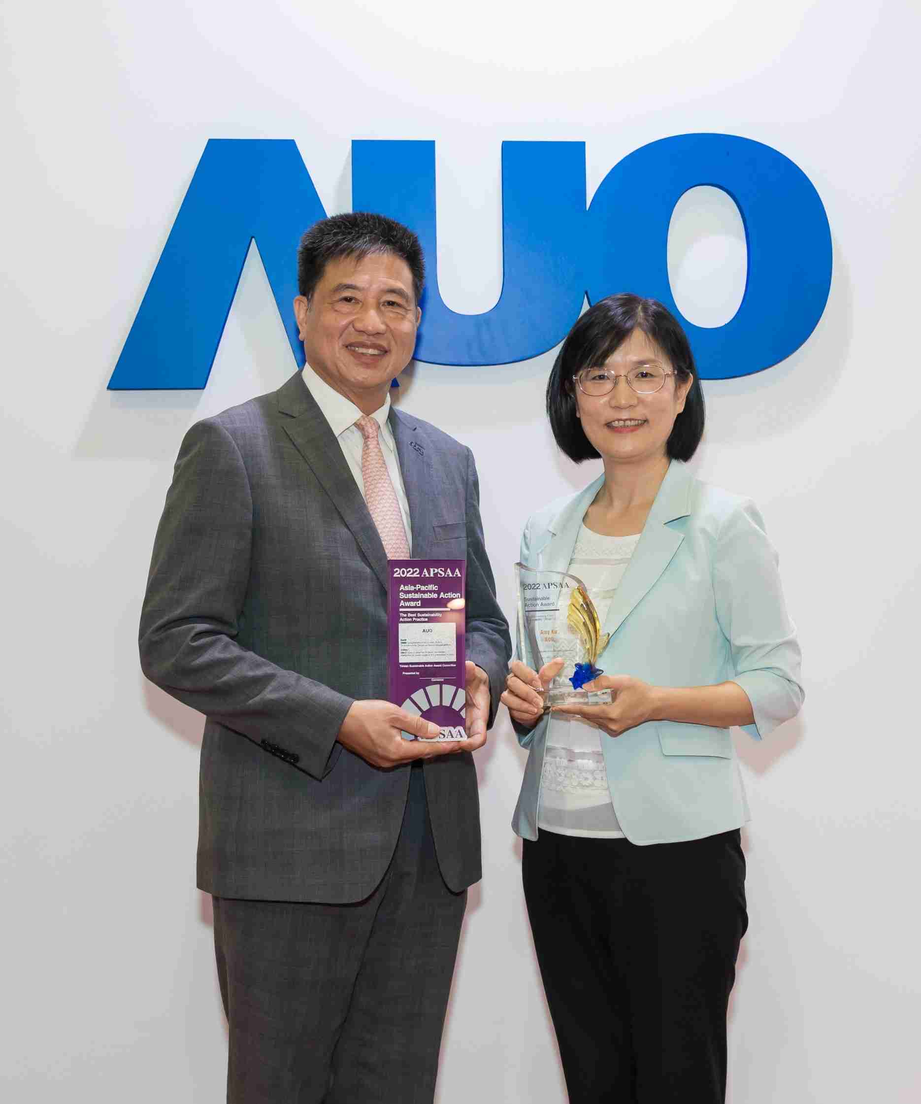 彩神vll长期垫筑永续远景的基石，，，，透过ESG暨气候委员会逐步实践永续策略蓝图。。其中，，，，彩神vll光电永续长古秀华带领团队、、制定中长期目标，，，缔造多面向亮眼表现，，，获得「顶尖永续长奖」的个人奖殊荣（左：彩神vll光电董事长暨执行长彭双浪，，，，右：彩神vll光电永续长古秀华）