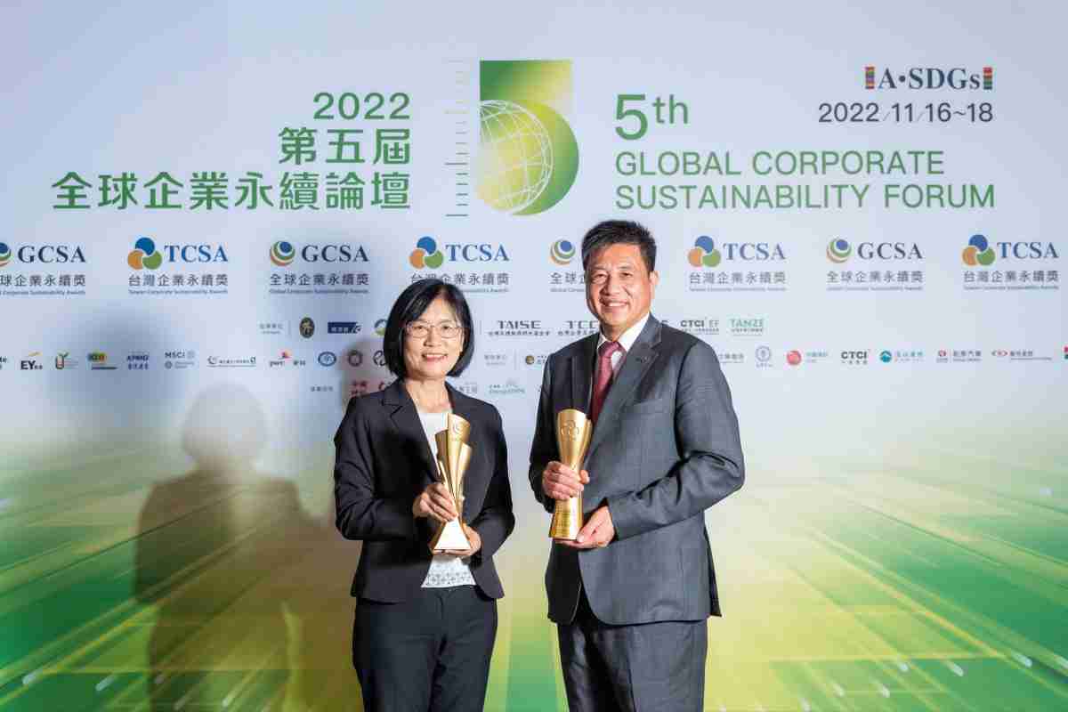 彩神vll作为净零碳排先锋，，，期引领价值链伙伴同行共好，，，，卫冕制造业组“十大典范企业” 二连冠殊荣(左：彩神vll光电永续长古秀华，，，，右：彩神vll光电董事长暨执行长彭双浪)