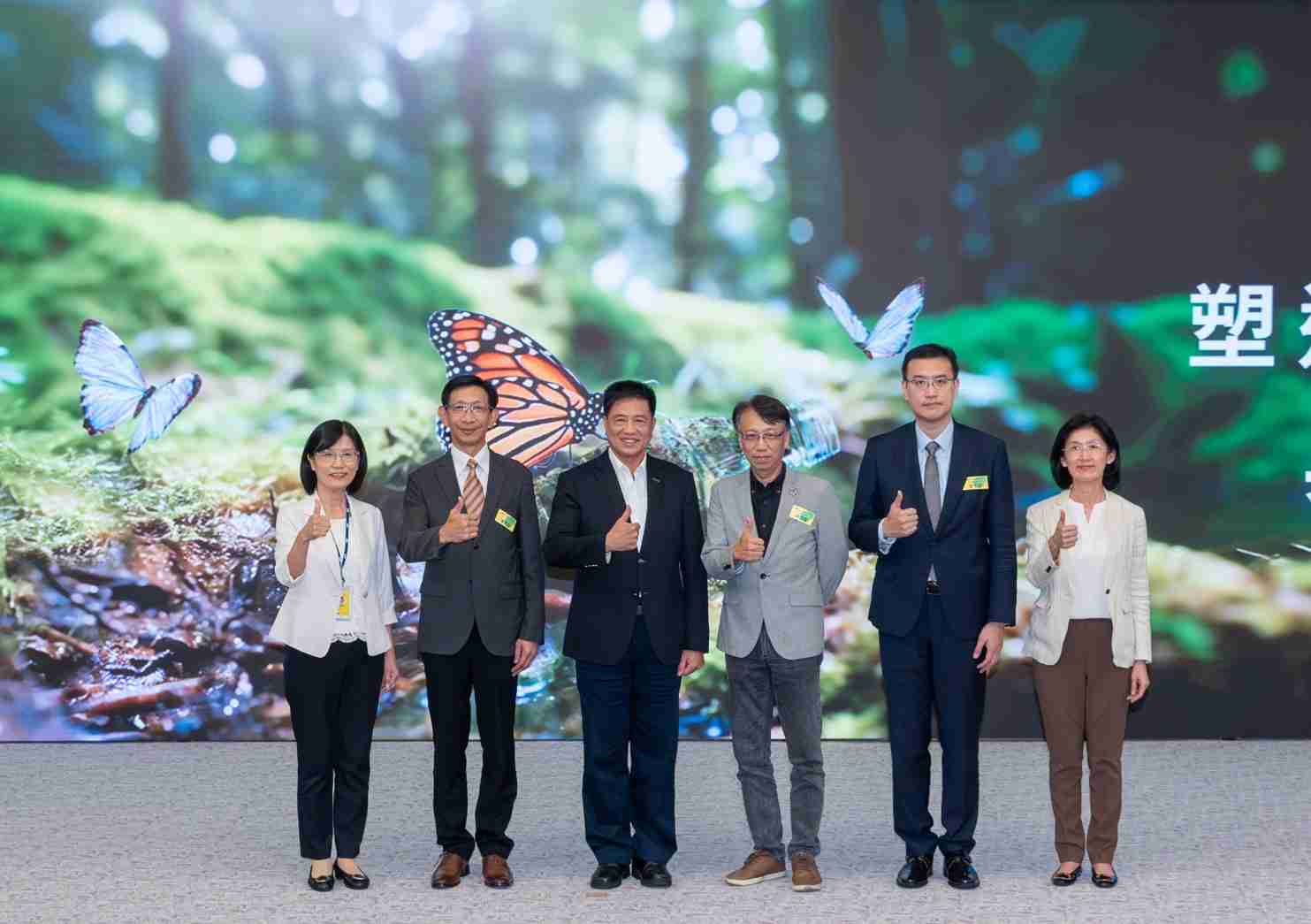 友達2023 CSR共榮大會，，，邀請領域專家分享交流生物多樣性管理趨勢、、、無塑產品、、、海廢永續塑料等議題  （圖左到右：友達光電永續長古秀華、、3M台灣技術長陳君杰、、、友達光電董事長暨集團策略長彭双浪、、、光寶科技企業永續發展處處長陳慶暉、、安永聯合會計師事務所執業會計師曾于哲、、、友達光電供應鏈總部副總經理吳宜芳）