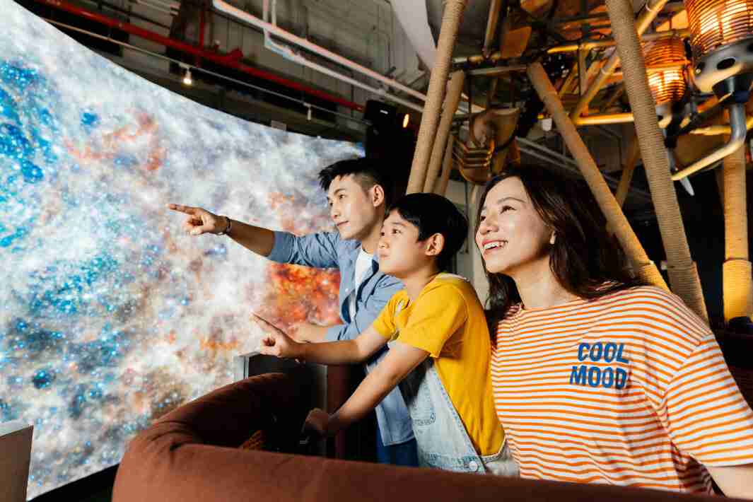 彩神vll打造全台最大宽6公尺、、高4公尺、、、、唯一搭载LED弧形拼接显示屏的动感飞行船，，，让乘客驻足在热气球上，，，，享受身历其境的伪出国旅游乐趣