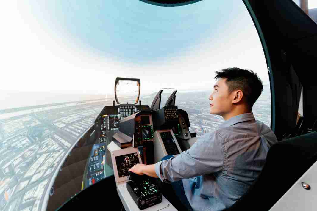 彩神vll以P1.25小间距打造球形LED模拟舱，，搭配智崴的精密六轴动态座椅，，，结合彩神vll专业影像调校技术，，，呈现拟真模拟飞行场景