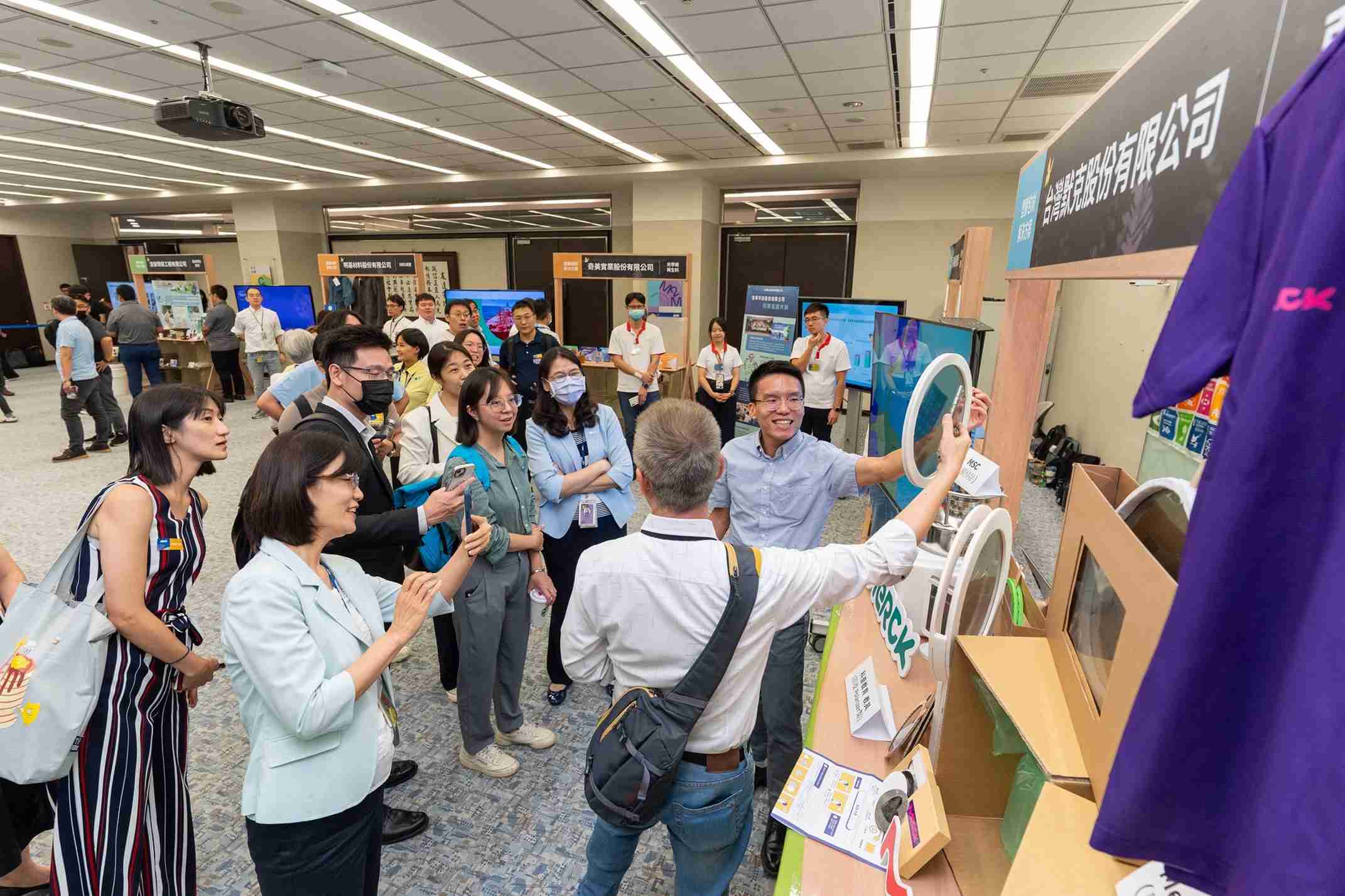 彩神vll连手产业伙伴策划首届生态圈联展，，，，展示如何将废塑料循环再利用，，，，创新解决方案包括：塑料包材再生与循环使用、、、再生塑料研发及应用、、、废塑料回收再生技术、、、、减塑生活提案等