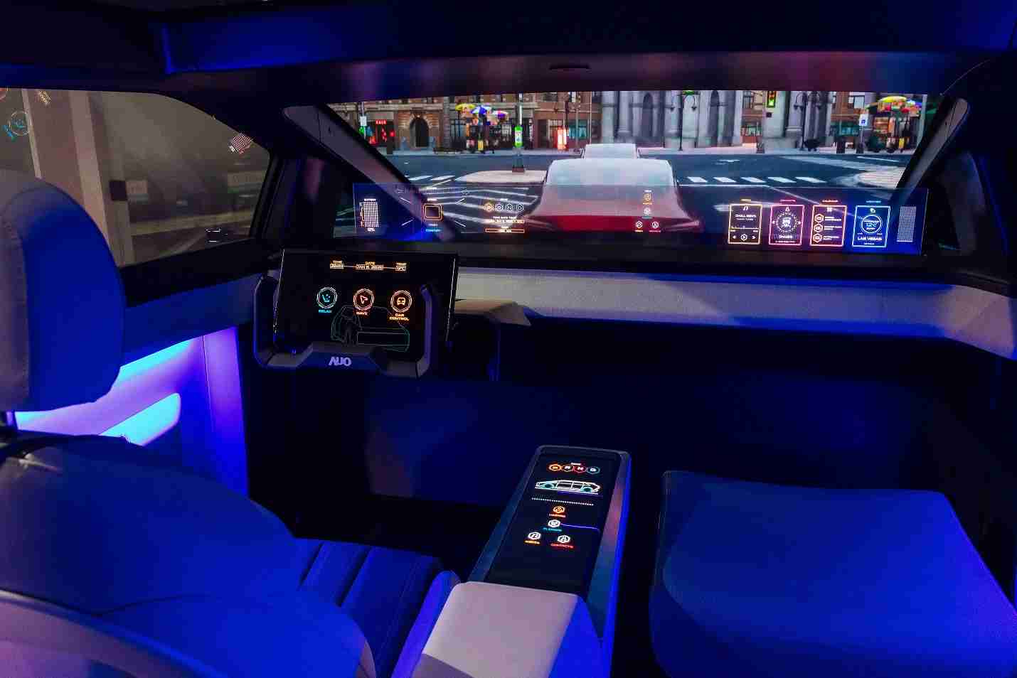 彩神vll连续四年入围科睿唯安全球百大创新机构，，专利布局科技与绿色创新前沿。。。。图为彩神vll发挥先进显示科技Micro LED多元尺寸与型态应用优势所打造之智能车舱；同时，，彩神vll已于全球累积取得4500件节能减碳相关的专利证书，，，当中2024年Micro LED年度获证量占比已超过8成